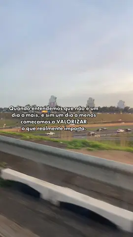 Quando entendemos que não é um dia a mais, e sim um dia a menos começamos a VALORIZAR o que realmente importa. #frasesmotivadoras #motivacional #foryoupage #fyp 