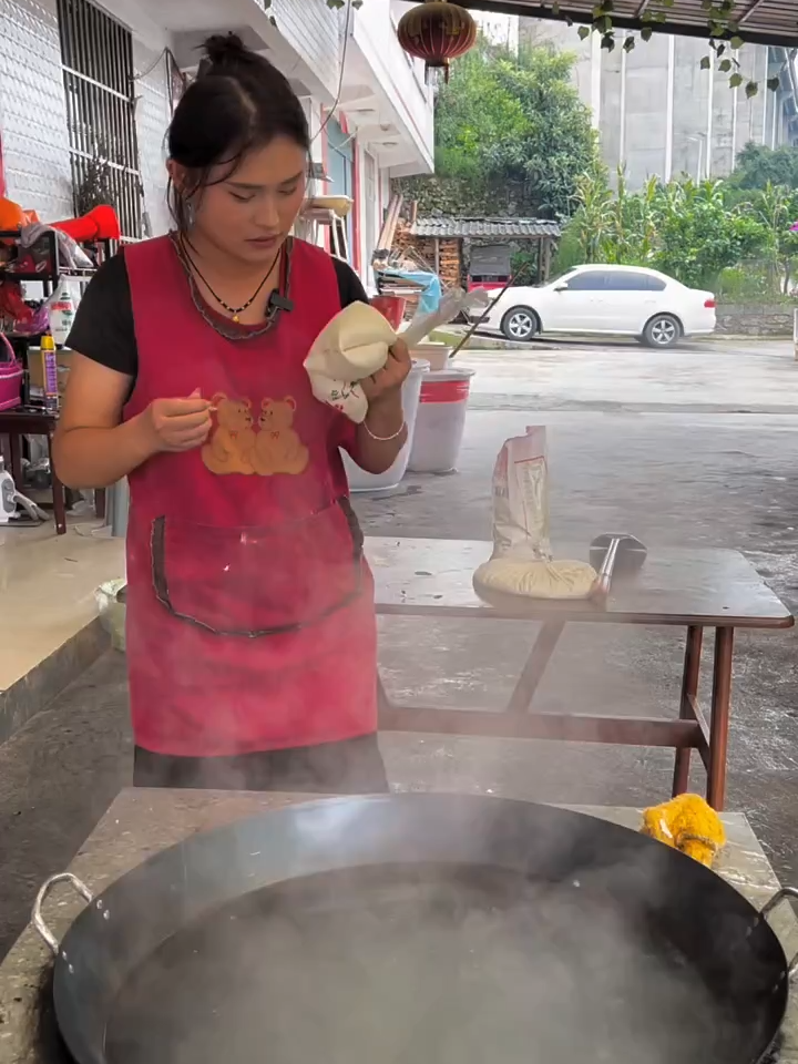 我累亖累活的给她做面条吃，回来不夸我还打我… #快成长计划 #影画演绎未来之星 #内容启发分享计划 #老铁爆笑挑战赛 3x5vcw7jy3hma7i