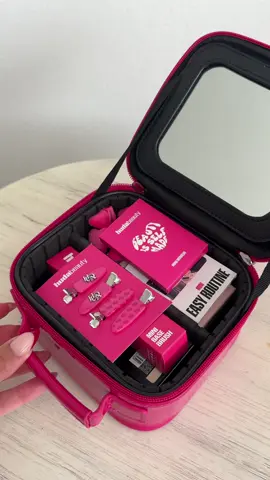 How freaking cute!! @Huda Beauty just launched minis 🤏🏼🥹💘 #minimakeup #travel #hudabeauty #hudabeautyminipowder 