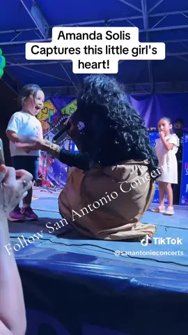 Her reaction is priceless😲😄😍 Nothing beats moments like this… her excitement says it all 💕 #selenatiktok #sanantoniotx #selenatributeartist #viral 