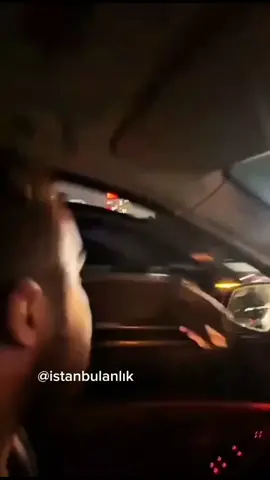 İstanbul'da seyir halindeki bir şoför, çakar takılı iki aracın sürekli sağa sola manevra yaparak trafikteki araçların üzerine kırdığını gördü. Aynı hareketi kendisine de yapan çakarlı araçları durdurmaya çalıştı ancak başarılı olamadı.  Araçları kullananların çocuk yaştal olduğu iddia eden vatandaş, o anları kayda aldı,
