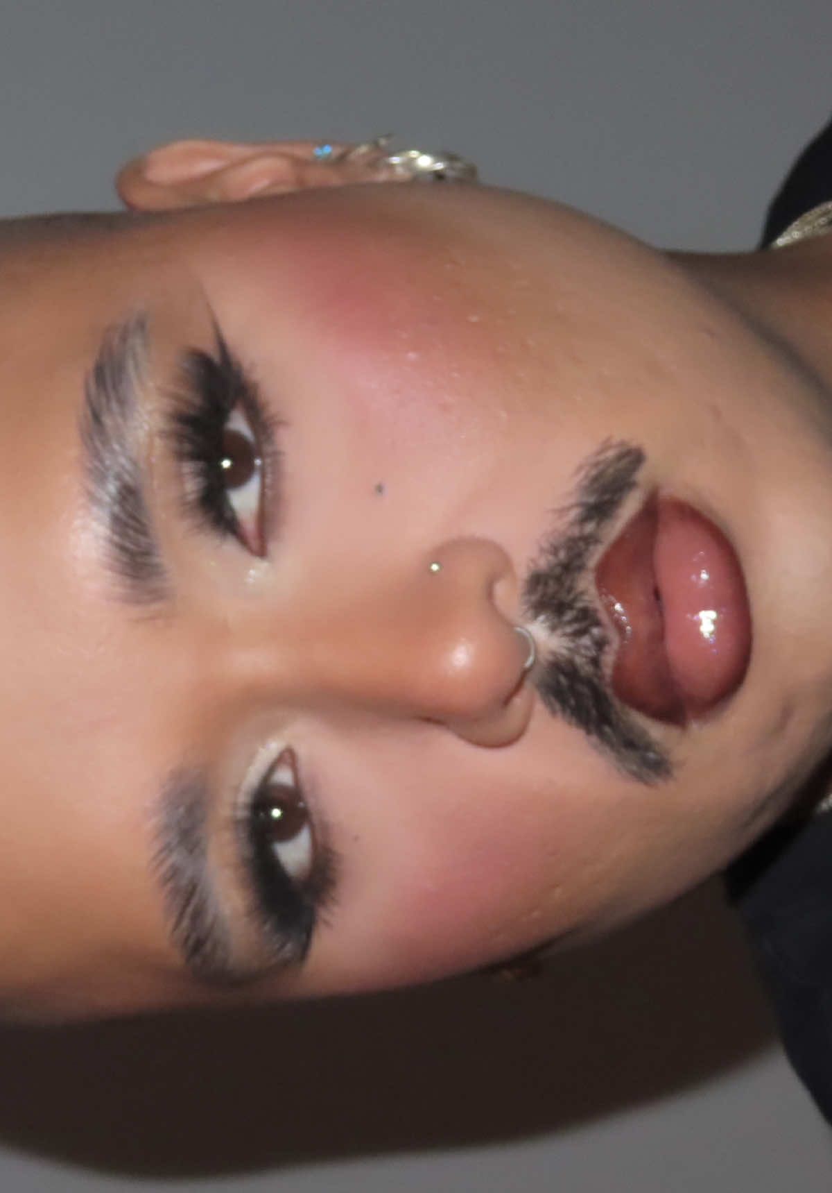 @Kehlani inspired glam 🤎 (in my mind we look alike 🙂‍↕️ let me be delusional ok!!) 𝙞𝙩𝙚𝙢𝙨 𝙢𝙖𝙧𝙠𝙚𝙙 𝙬𝙞𝙩𝙝 * 𝙖𝙧𝙚 𝙜𝙞𝙛𝙩𝙚𝙙 𝙥𝙧 𝙨𝙠𝙞𝙣: @milkmakeup pore eclipse primer* @Haus Labs by Lady Gaga triclone foundation ‘325 warm’* haus labs triclone concealer ’30 medium peach’* @Huda Beauty loose setting powder ‘ube birthday cake’* @makeupforever loose setting powder ‘medium neutral’* @Armani beauty luminous silk bronzer ‘100 medium’* armani beauty luminous silk blush ’52 ecstasy’* 𝙚𝙮𝙚𝙨: @Too Faced 24 hour shadow insurance eye primer* @makeupbymario master mattes eyeshadow palette @M·A·C Cosmetics Canada ‘coffee’ eye pencil haus labs matte black paint* @EBIN NEW YORK cattitude am lashes ‘semi bold’ @Rare Beauty highlighter ‘exhilarate’* 𝙡𝙞𝙥𝙨: @maccosmetics lip pencil ‘chestnut’* armani beauty prisma glass ’07 nude glow’* #makeup #tutorial #kehlani #kehlanifolded #softglam