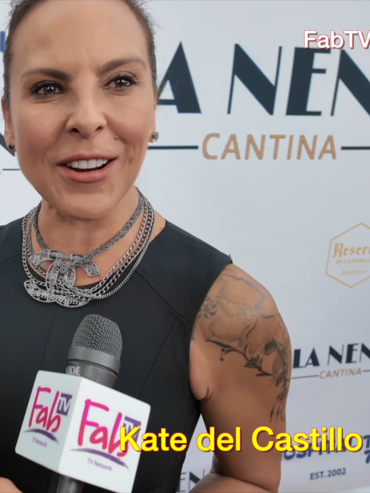 Kate del Castillo has Brass Knuckles!!! #fabtv #interview #fernandoescovar #lenenacantina @realkatedelcastillo #katedelcastillo #brassknuckles #purse #redcarpet