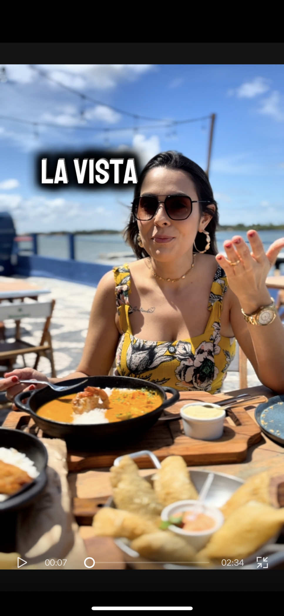 ✨ Almoço com a vista mais bonita de Aracaju ✨ De frente pro rio, com pratos deliciosos, bem servidos e feitos com muita qualidade. A visita de hoje foi no @lavista.aju , que fica dentro do @iateclubearacaju , na Avenida Beira Mar. O cardápio tem desde pratos individuais até opções para compartilhar (que servem em média 3 a 4 pessoas), além de entradas, petiscos, drinks e cervejas 🍹🍻 👉 De terça a quinta, das 11h às 15h, eles também oferecem almoço executivo com uma seleção de pratos + direito a 3 acompanhamentos por apenas R$ 29,90. Um lugar perfeito pra curtir a varanda super agradável e aproveitar uma ótima experiência gastronômica. 📍 Dentro do Iate Club – Av. Beira Mar 🕐 Terça a domingo, a partir das 11h  #ondecomeremaracaju #aracaju #sergipe #reviews # 