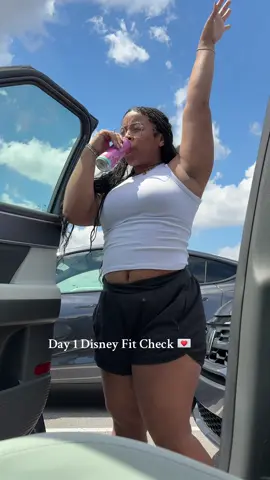 Day 1 Vacay fit check 💌! We dropped off baby girl to school this morning and headed straight here! Today we’re doing Epcot, tomorrow Hollywood Studios & Saturday Epic Universe so let me know if you have any recs! #AE #orlando #vacation #fitcheck #disney @Alani Nutrition 