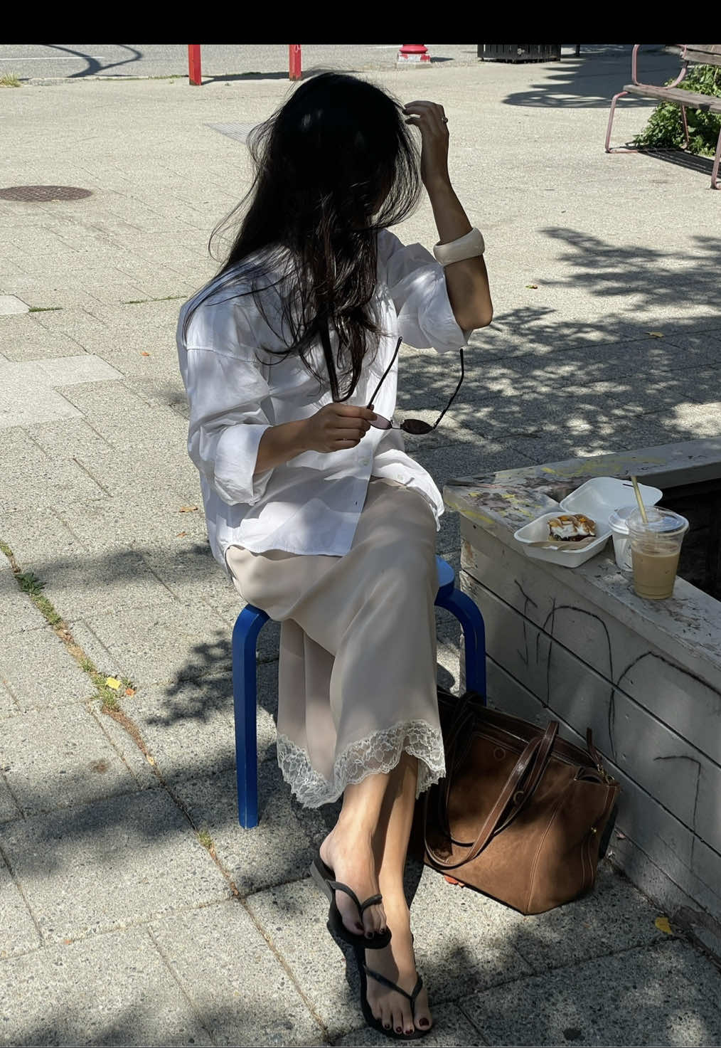 heading out for pasta and coffee 💗 @Velvet Canyon sunglasses @ARKET shirt @Aritzia skirt @Havaianas flip flops @Songmont_Official duffle #OOTD #fitcheck #minimalchic #whatiworetoday #neutralaesthetic #summeroutfitinspo #SummerFashion 