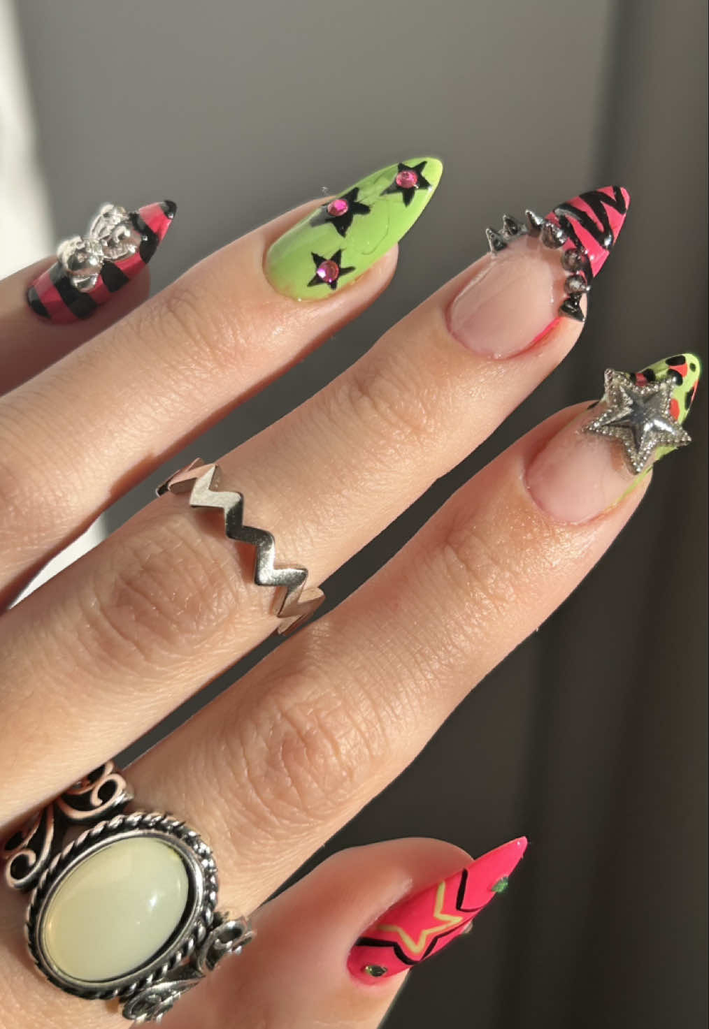 Depois de ser muuuuito pedida, finalmente unhas Scene!! Gostaram? 🩷☠️💚 #scenenails #nailtok #nailart #emonails #emoscene  