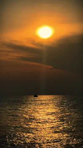 Liệu chân thành có đổi được chân tình? Có phải thứ người mù vứt bỏ đầu tiên khi nhìn thấy ánh sáng là chiếc gậy đã từng rất gắn bó..? Thời gian cũng chỉ là con số, người bạn thương nhất cũng có thể rời xa bạn, Trách thì cũng trách, thương thì vẫn thương,nhưng quên thì sao được..?  #sunset #sea #xuhuongtiktok #fypシ゚ #foryou 