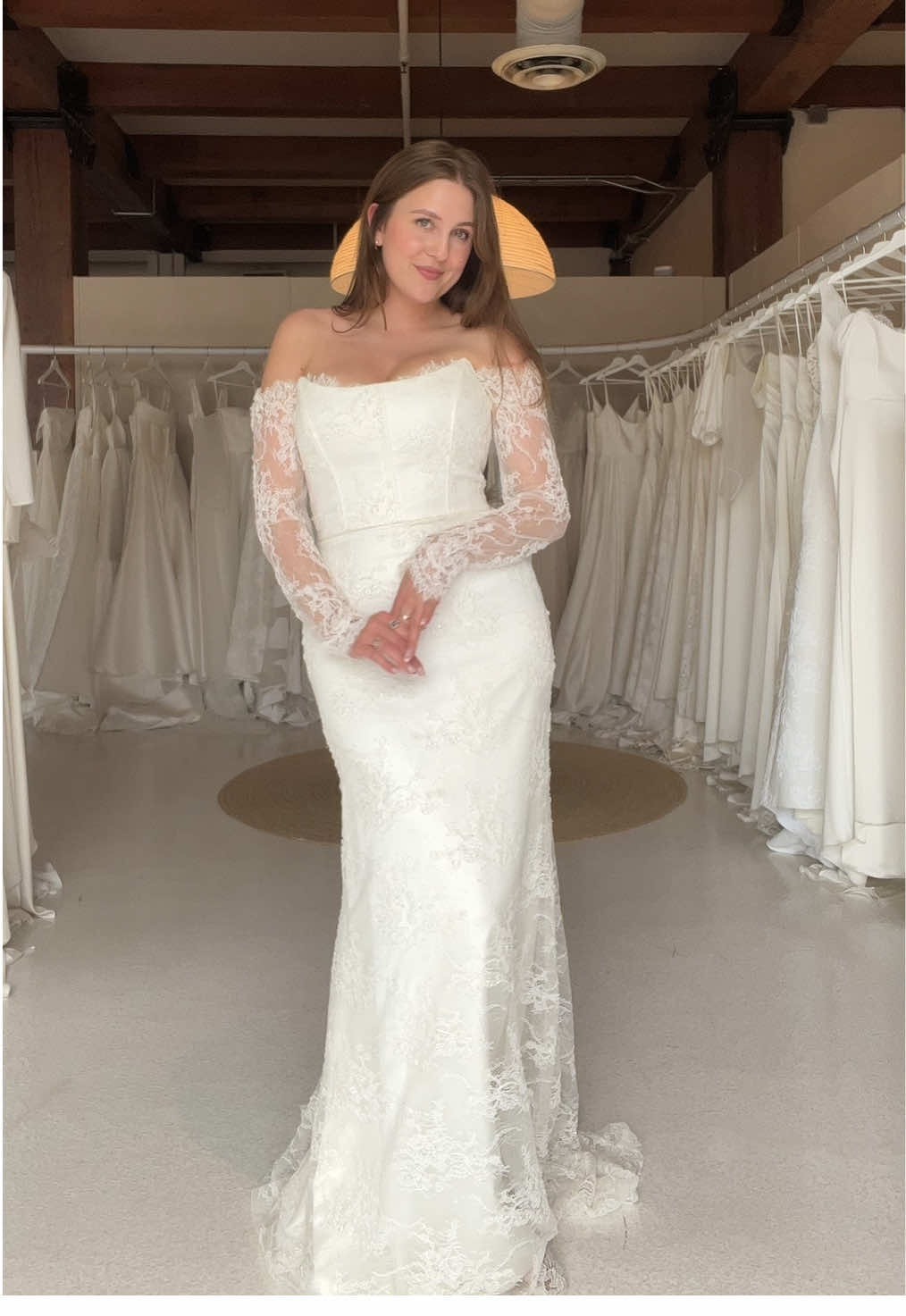 There is something so autumn bride about these lace sleeves ✨🍂☕️ #2026bride #fallbride #fallwedding #autumnaesthetic 
