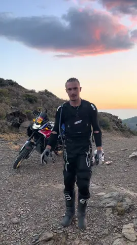 Ça c’est du spot bivouac ⛰️##roadtrip##vacances##moto
