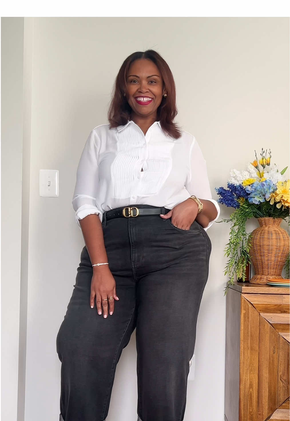 Labor Day girls’ night fit → Summer-to-fall transition on point @nydj Renee Wide Leg Jeans (with Lift Tuck® Technology) + a tuxedo blouse = relaxed, polished, plus size outfit inspo for curvy & pear-shaped women. 💕 Save this for summer-to-fall outfit ideas 🔗 in bio  #OOTD #CurvyStyle #PlusSizeOOTD #SummerToFall #WideLegJeans     