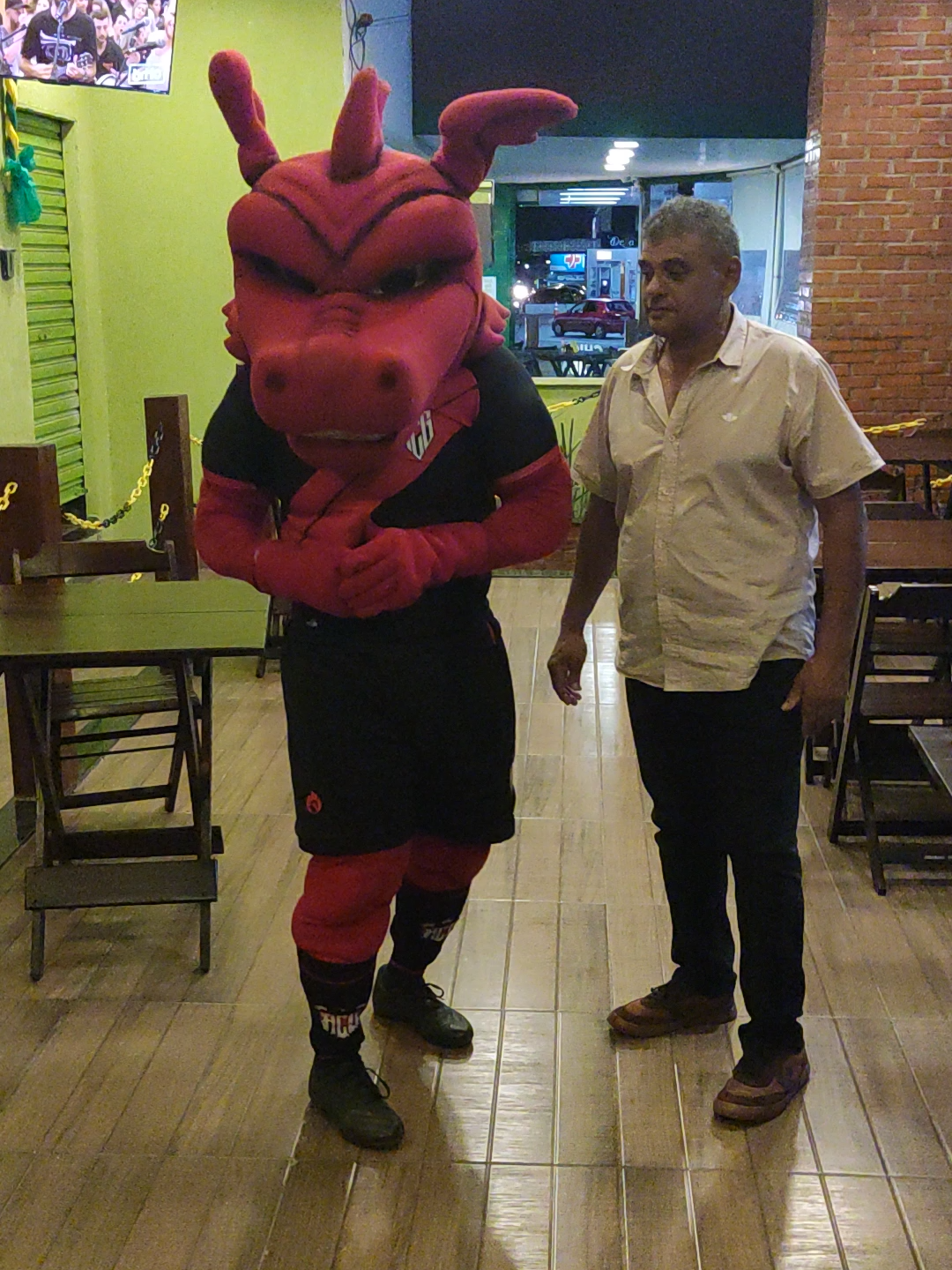 ❤️🙏 Meu Herói, Meu Pai ❤️🙏 Eu nada seria com o Dragolino 🐉, com tanto amor ❤️, respeito 🤝 e dignidade 🌟, se não tivesse recebido a boa educação dos meus pais 👨‍👩‍👦. E este é o meu velhinho 👴, meu pai querido 💖, que eu tanto amo 🥰, e que me ensinou a honestidade ✨ e a honra 🛡️ de ser um homem verdadeiro 💪, honesto 🫶, e de nunca desonrar ninguém 🚫, principalmente a nossa torcida 🖤❤️. Que Deus abençoe sempre 🙏🌈, porque quem tem pais maravilhosos 🌹 tem Deus no coração 💛. #Dragolino #AtléticoGoianiense #PaiQuerido #AmorDePai #TorcidaAtleticana #Honestidade #Respeito #Família #DragãoDoBrasil #Gratidão
