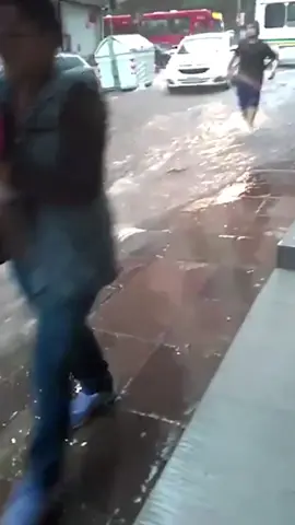 ☔ Nunca esqueço o dia em que saí de casa todo arrumado e cheguei encharcado no trabalho… meu guarda-chuva virou do avesso na primeira rajada de vento. Depois disso, prometi que não ia mais me molhar na chuva. Hoje levo esse aqui: abre num clique, é firme e ainda cabe duas pessoas sem aperto. 👉 Se você também já passou por isso, clica no carrinho laranja ou dá uma olhada na vitrine.