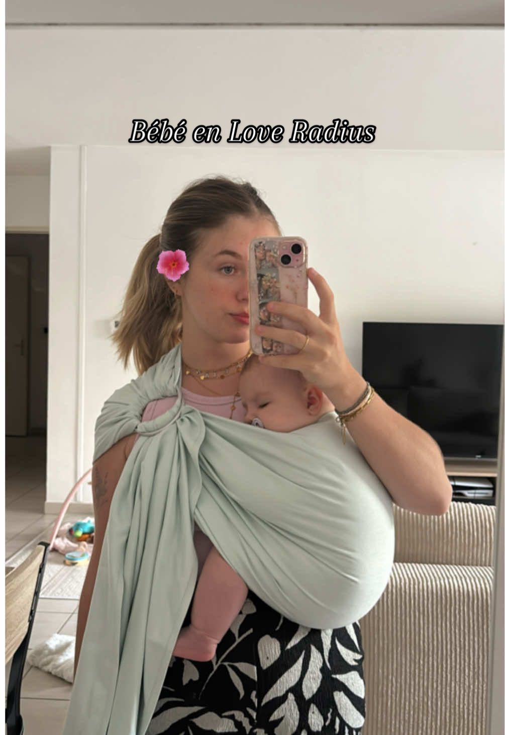 J’adore porter mon bébé 🤍                                                                                                                            Rien de mieux que le sling, simple et facile et installer, il nous accompagne de partout ! @Love Radius #MomsofTikTok #sling #portagephysio #loveradius #baby 