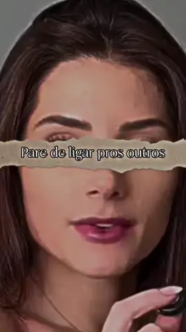 Não ligar para o que os outros pensam é uma liberdade incrível que pode trazer uma sensação de alívio e empoderamento. Quando paramos de nos preocupar com a opinião dos outros, podemos começar a viver de acordo com nossos próprios valores e desejos. Isso não significa que não nos importamos com as pessoas ao nosso redor ou que não valorizamos suas opiniões. Significa que não permitimos que as opiniões dos outros definam nossa autoestima ou direcionem nossas escolhas. Quando não ligamos para o que os outros pensam, podemos ser mais autênticos e verdadeiros conosco mesmos. Podemos tomar decisões que nos fazem felizes, mesmo que outros não entendam ou não concordem. Podemos expressar nossas opiniões e sentimentos sem medo de julgamento ou crítica. Além disso, não ligar para o que os outros pensam pode nos ajudar a desenvolver uma maior autoconfiança e autoaceitação. Podemos aprender a nos amar e nos aceitar como somos, sem precisar da aprovação dos outros. No entanto, é importante lembrar que isso não significa ser indiferente ou desrespeitoso com os outros. Podemos ainda ser empáticos e respeitosos, mas sem permitir que as opiniões dos outros nos definam ou nos façam duvidar de nós mesmos. Ao não ligar para o que os outros pensam, podemos viver uma vida mais autêntica e livre. . . . 🤍| Nos siga pra aproveitar mais vídeos como esse #relacionamento #vida #pessoas 