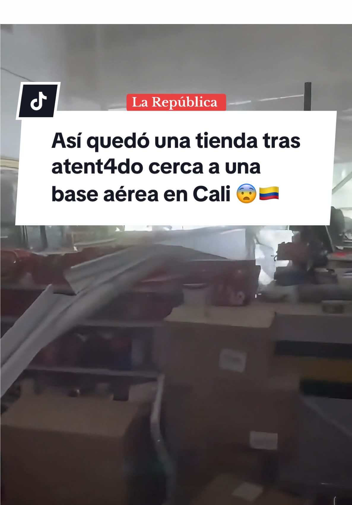 Una tienda quedó derrumbada tras el aten4do ocurrido hoy por la tarde cerca a la Base Aérea Marco Fidel Suárez de Cali, en Colombia.  #larepublica #cali #baseaérea #colombia #urgente #tienda #dollarcity #internacional #noticias 