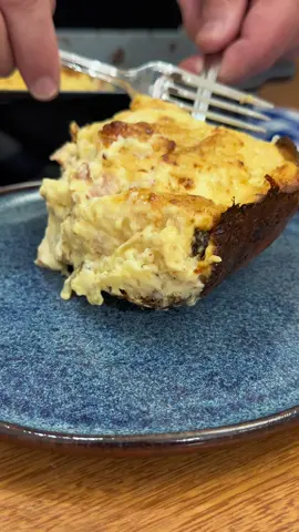 Batata gratinada do Imperador  300 gramas de bacon  1,2 quilos de batata 200 gramas de parmesão  500 ml creme de leite 1 cebola Sal a gosto  Pimenta calabresa a gosto  1 colher de chá de lemon pepper  Use os temperos que você gosta, aqui combina praticamente com tudo.  Tempo de forno:  1 hora a 200° com papel alumínio  1 hora a 200° sem papel alumínio  Assadeira 25x20x7  #batata #queijo #receita #reels 