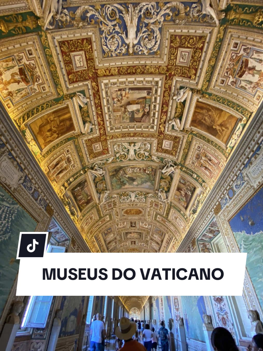 Como conhecer os Museus do Vaticano sem perrengue 🇻🇦 Muita gente acaba passando perrengue ao visitar o Vaticano por falta de planejamento. Para garantir uma experiência tranquila e completa, anota essas dicas: 🎟️ Reserve seus ingressos online – Evite filas gigantes e já garanta seu horário de entrada. O site oficial é: https://tickets.museivaticani.va/ ⏰ Chegue cedo – Assim você foge das multidões e aproveita melhor cada cantinho. 🚪 Use a entrada correta – Vá pela Viale Vaticano e desconfie de “guias” oferecendo serviços na porta. 🚇 Como chegar – O jeito mais fácil é de metrô: pegue a linha A (laranja) e desça na estação Ottaviano-San Pietro. De lá, são alguns minutinhos caminhando até a entrada. Outra opção é o ônibus 49, que para bem em frente ao museu. 👗 Vista-se adequadamente – Ombros e joelhos devem estar cobertos; no verão, leve um lenço ou echarpe leve. 📸 Atenção: fotos e vídeos são proibidos dentro da Capela Sistina, então aproveite o momento para observar cada detalhe sem pressa. 📌 Salva essa dica para sua viagem para Itália e compartilha com quem vai conhecer o Vaticano com você! #dicasdeviagem #tiktokviagem #viagemtiktok #eurotrip #roteirodeviagem #europa #viagem #Roma #vaticano #vatican #sistinechapel 
