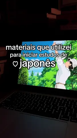 listinha de alguns matérias que eu mais utilizei quando comecei a aprender japonês até chegar no N5!  pra quem não sabe inglês e deseja aprender, o Japonês do Zero com a Lia é uma ótima opção, tem vários vídeos falando melhor sobre ele aqui no perfil, com comentários de pessoas que já utilizam e estão amando <3  Se você tiver alguma outra recomendação deixa nos comentários para ajudar quem também está iniciando agora! 💗  #japanese #nihongo #fyp #jlpt 