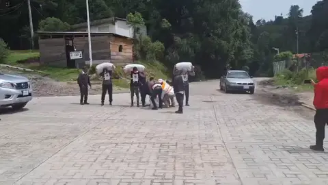 🔴 JÓVENES CHIAPANECOS PARTICIPAN CON ORGULLO EN LA CARRERA DE LA PAPA  Cargando un costal de más de 50 kilos con papas, así participan en la tradicional carrera que se celebra en el municipio de El Porvenir, en el marco de su feria.  Son imágenes de Juan Carlos López Pinto. #Sierra #Chiapas 