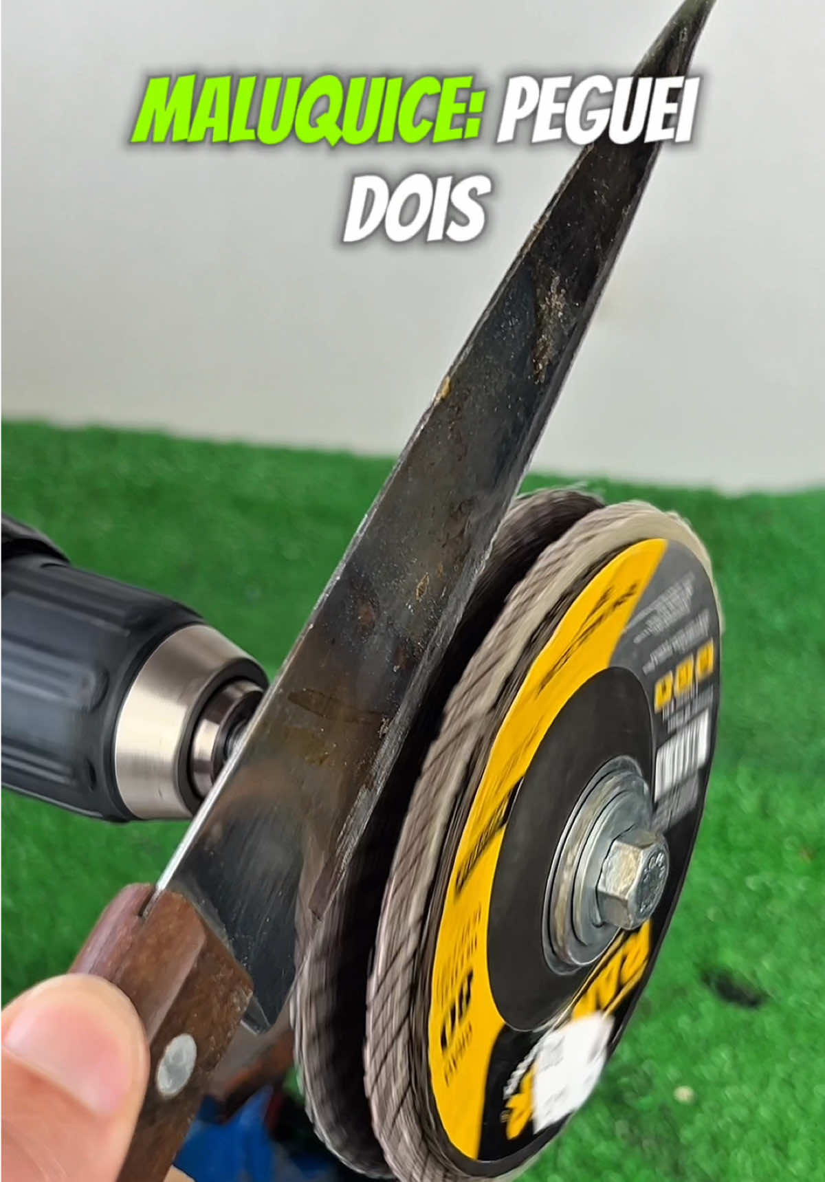 Dois discos + uma parafusadeira = a gambiarra mais afiada do planeta! #DIY #gambiarra #ferramentas #truques #incrivel 