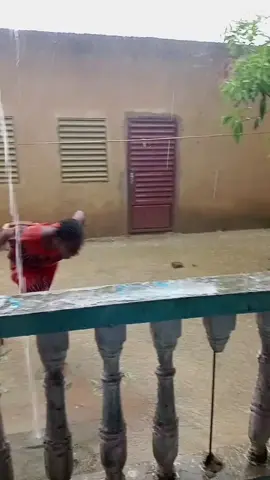 #la fille tomber lors de la pluie et à vraiment eu un choc au niveau de la tête # vidéo virale #
