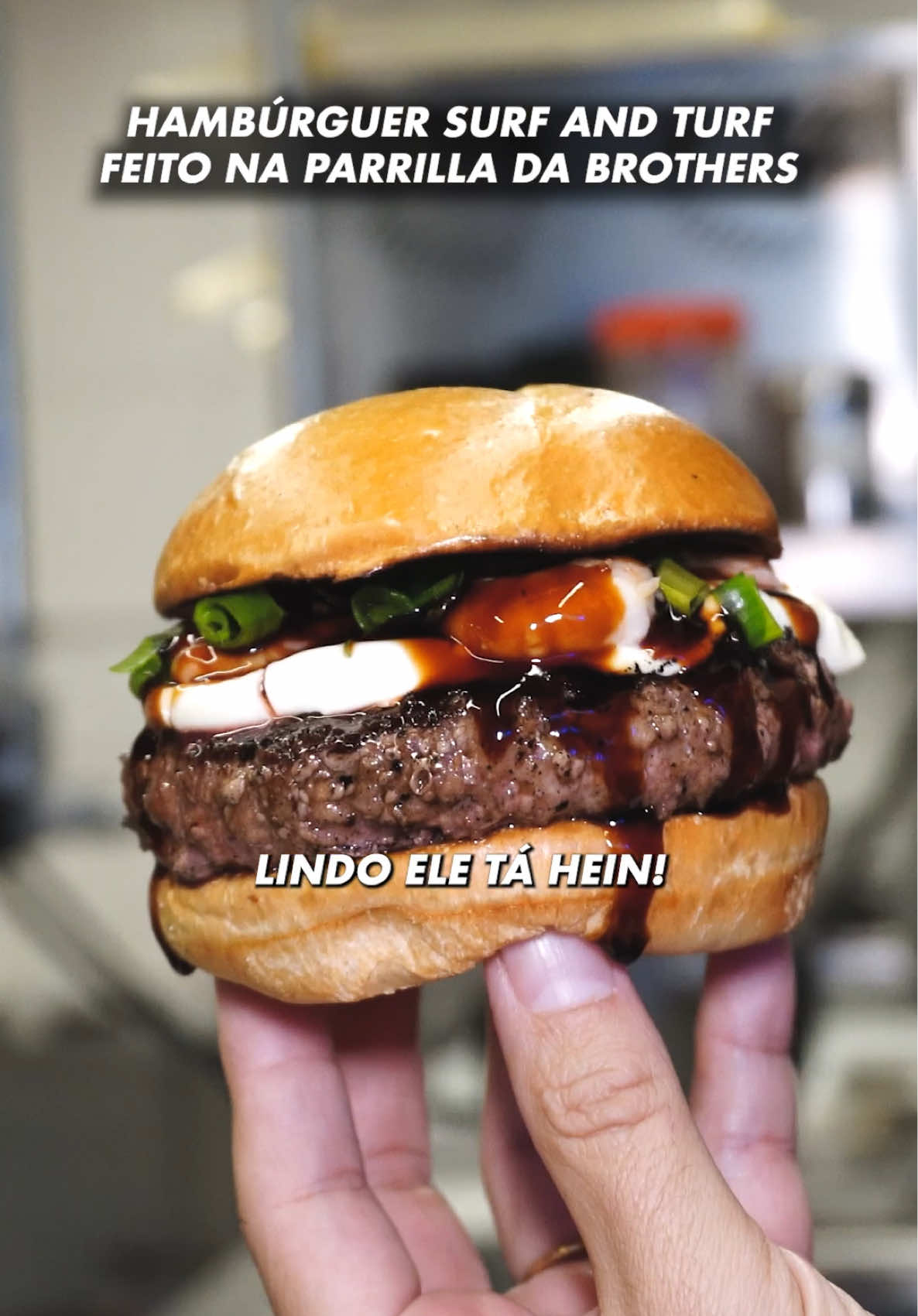 SURF AND TURF! Burger 200 GRAMAS (!!!) feito na parrilla, camarão chapeado, requeijão @Vigor Brasil , molho teriaky e cebolinha! Provei essa iguaria por R$ 34,90 no Brothers Burger de Campina Grande/PB | #hamburguerperfeito