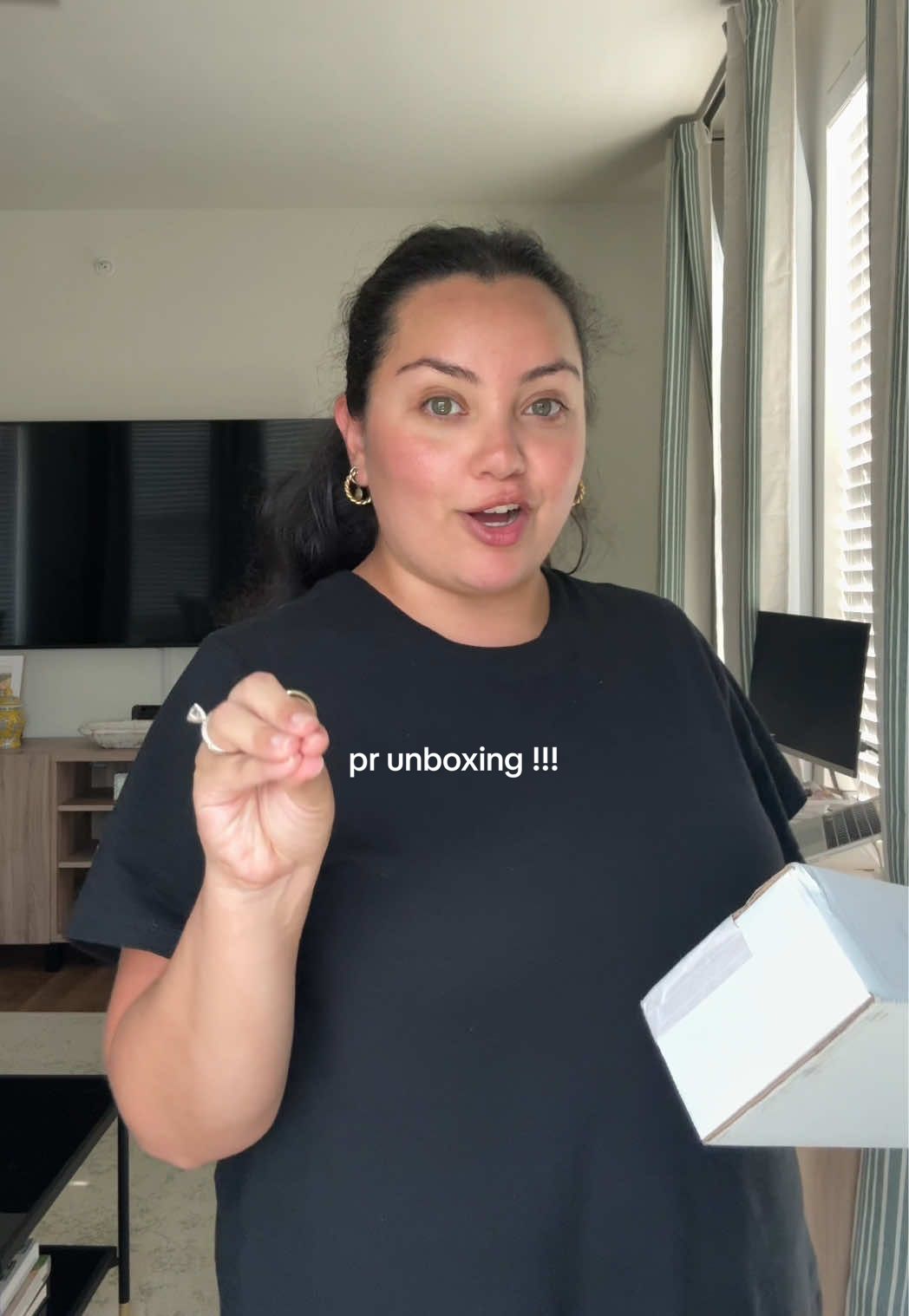 we looooove a lip balm around here!! Thank you @Valentino.Beauty 💓 #spikevalentinodiscobalm #giftedbyvalentinobeauty #unboxing #microinfluencerpr #yapping @sephora 