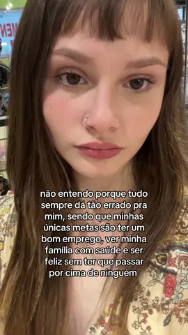 quanto mais eu tento fazer as coisas certas da maneira certa, fica tudo cada vez pior e mais difícil. quanto mais eu tento, menos resultados vejo, e os que vejo, são negativos. não tenho nem 20 anos e já posso me declarar com todas as letras uma perdedora ✌🏻 #real #relatable #viral #foryoupage #realcore 