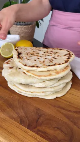 Ta enjoado de jantar a mesma coisa todo dia? Vem cá fazer esse pão pita recheado comigo 🤤 Para a massa  * 500g de farinha de trigo  * 300ml de água  * 5g de fermento biológico seco  * 1 colher de chá de sal  * 2 colheres de sopa de azeite  Para a carne  * 1 kg de acém moído  * Páprica  * Açafrão  * Alho em pó  * Lemon pepper  * Canela (só uma pitada)  * Salsinha a gosto  * Azeite Para o molho de iogurte  * 120g de iogurte * Suco de meio limão * Alho picadinho a gosto * Sal  * Pimenta do reino  * Hortelã a gosto (coloquei salsinha pq não tinha) Faz e me conta ♥️