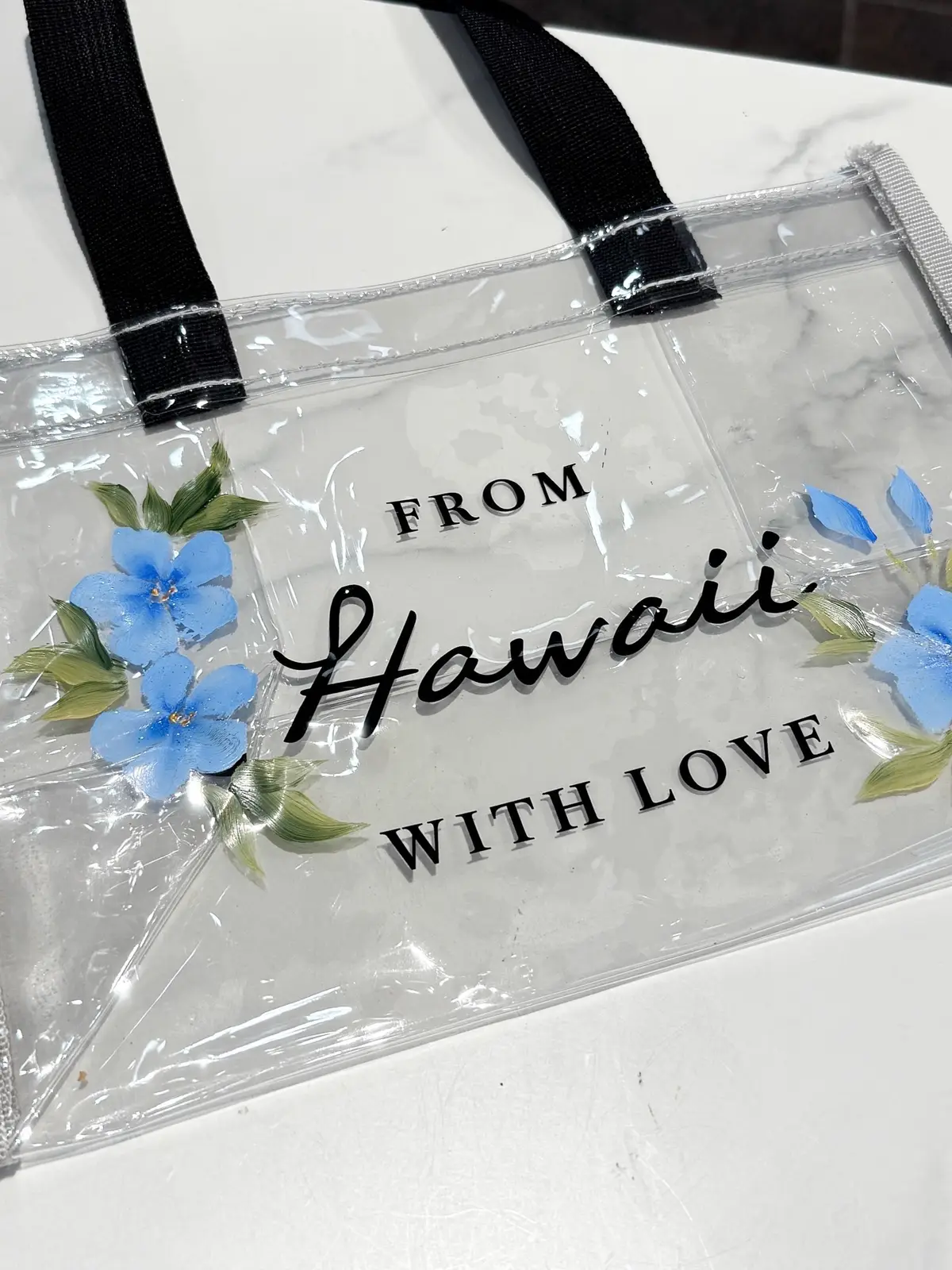 A weekend of nonstop bag painting at DFS Honolulu Airport in celebration of the Obon Festival 🏮 Guests especially love the flower garland, which was my take on the Japanese lantern. Each design was painted under 3 minutes so guests could have their bag customized before their flight 🖌️🛍️✈️ So grateful to DFS Hawaii for having me at this special event!  #l#livepaintingh#hnlh#hawaiiartistd#dfshawaii
