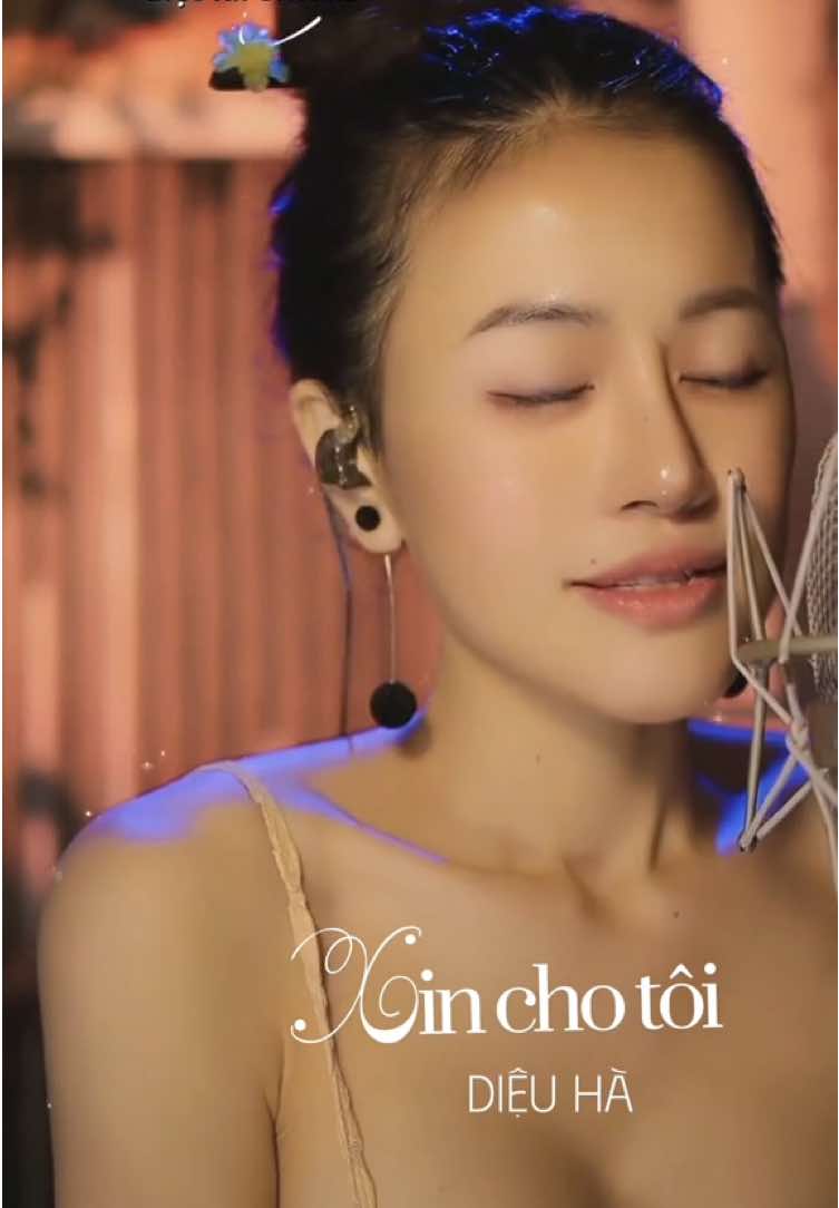 Trong âm nhạc Trịnh Công Sơn, những lời ‘xin’ không phải là sự cầu cạnh, mà là một cách thức để sống và để yêu. Ông xin từ những điều lớn lao nhất: xin nguyên vẹn hình hài, xin được nghe tiếng cỏ cây, xin còn đôi mắt để nhìn thấy thế giới. Rồi từ những điều mong manh ấy, lời nguyện thu hẹp lại, trở nên rất người, rất riêng: xin còn lại một tình yêu để giữ lấy nhau. Và cuối cùng, trong nỗi hữu hạn của kiếp người, ông chạm đến điều thiêng liêng nhất: 