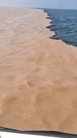 🌊✨ مشهد مهيب يجسد عظمة خلق الله في قوله تعالى: 