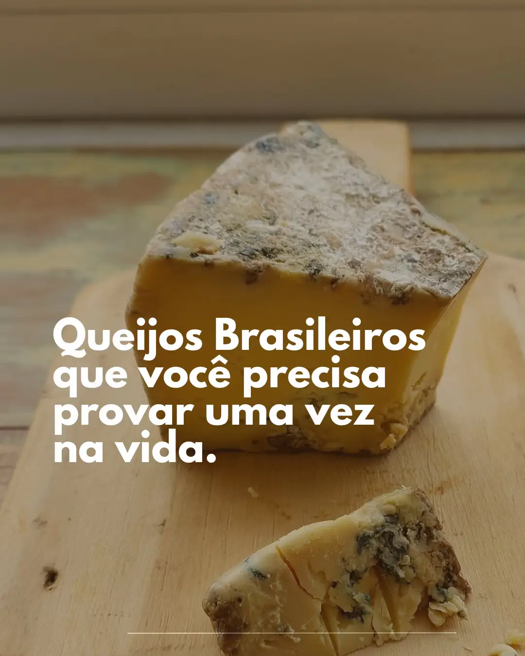 Quando o assunto é queijo, o brasileiro entende bem. Por aqui, temos muitas regiões com tradições e técnicas próprias que resultam em verdadeiras joias. Separei alguns queijos que já passaram por aqui e acho que todo mundo deveria experimentar. Claro que existem muitos outros que deveriam estar na lista, mas quem sabe não surge outro post pra complementar este? Arrasta pro lado e me conta qual desses você já provou ou tem vontade de provar? Ah!!! Se tiver algum para indicar, comenta aqui embaixo….