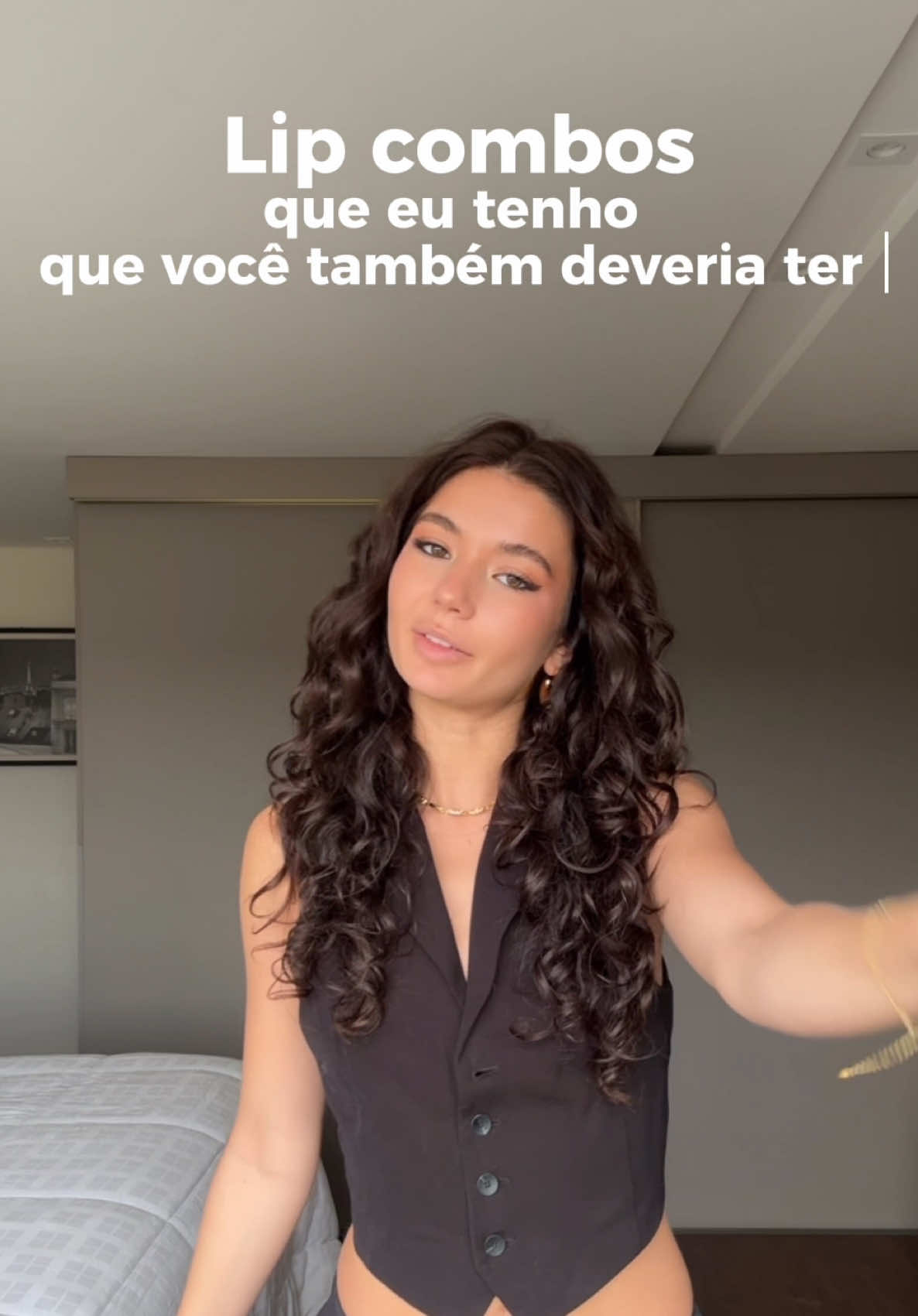 Lip combos que tenho…que acho que você também deveria ter💋 Que eu sou fã da @maccosmetics não é novidade mas agora eles lançaram as lapiseiras ”Lip Glazer” com uma textura em gel/creme e os “Lipglass Air ” que juntos formam o lip combo dos sonhos💌  Cupom: MACSQUAD-ALEXIA - 10% off (exceto Viva Glam, lançamentos e remarcados). Lip combos do vídeo:  Lip Glazer Whirlin’ + Lipglass Air Accolade Lip Glazer Candy Yum-Yum + Lipglass Air Frozen Lip Glazer Ribbon + Lipglass Air Accolade Lip Glazer Velvet Teddy + Lipglass Air Sublime #MACLipGlazer #MACLipglass #LipCombo  publicidade