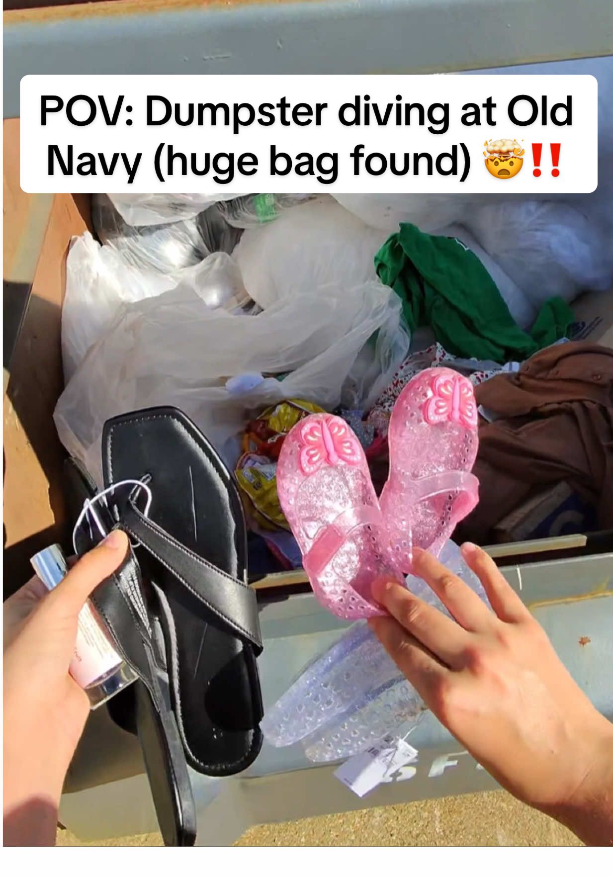 I can’t believe they did this.. #dumpsterdiving #oldnavy #jackpot #insane #glamourddive 