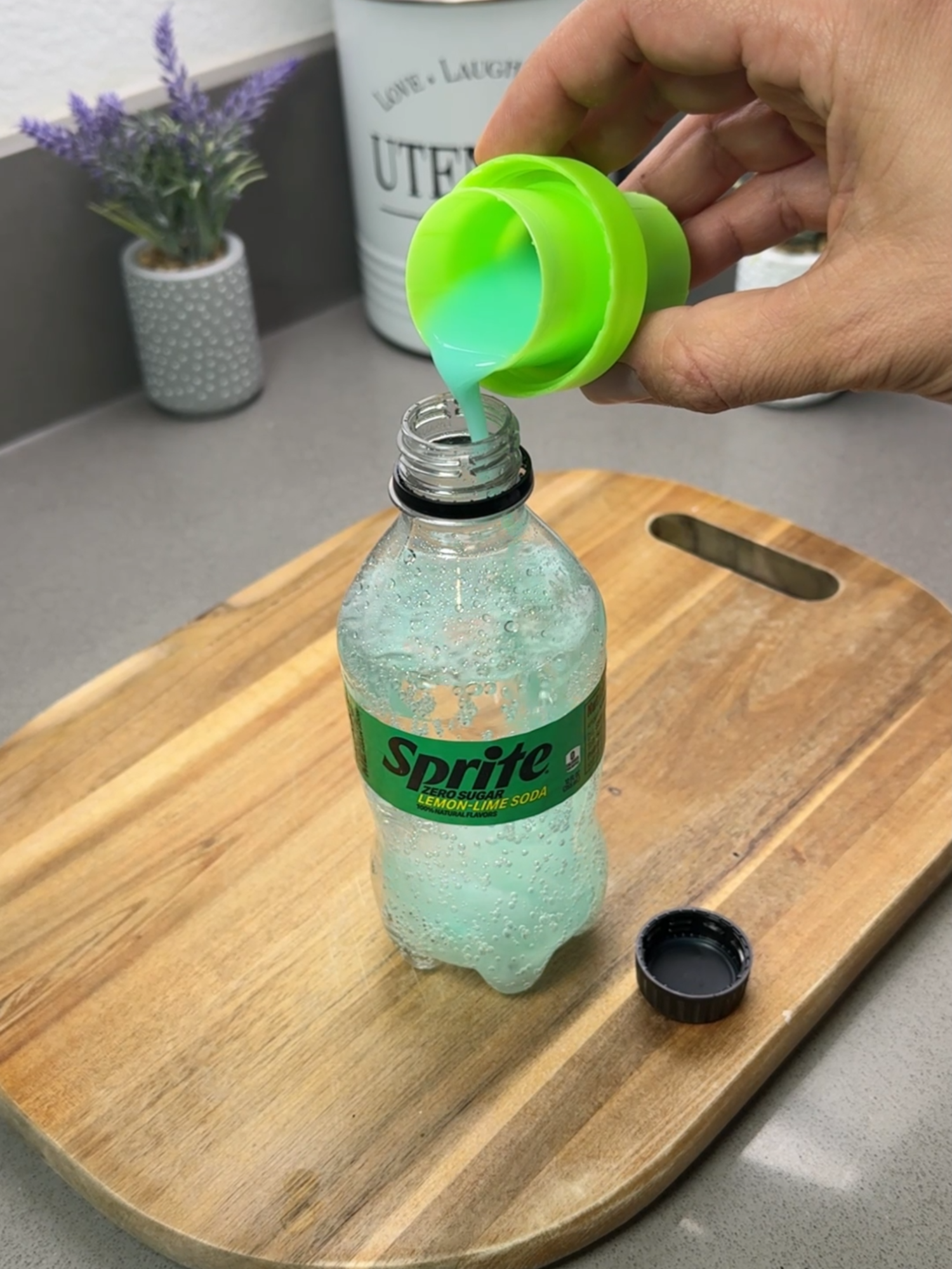 Just add fabric softener to sprite, and you’ll be amazed! #homehacks #cleaninghacks