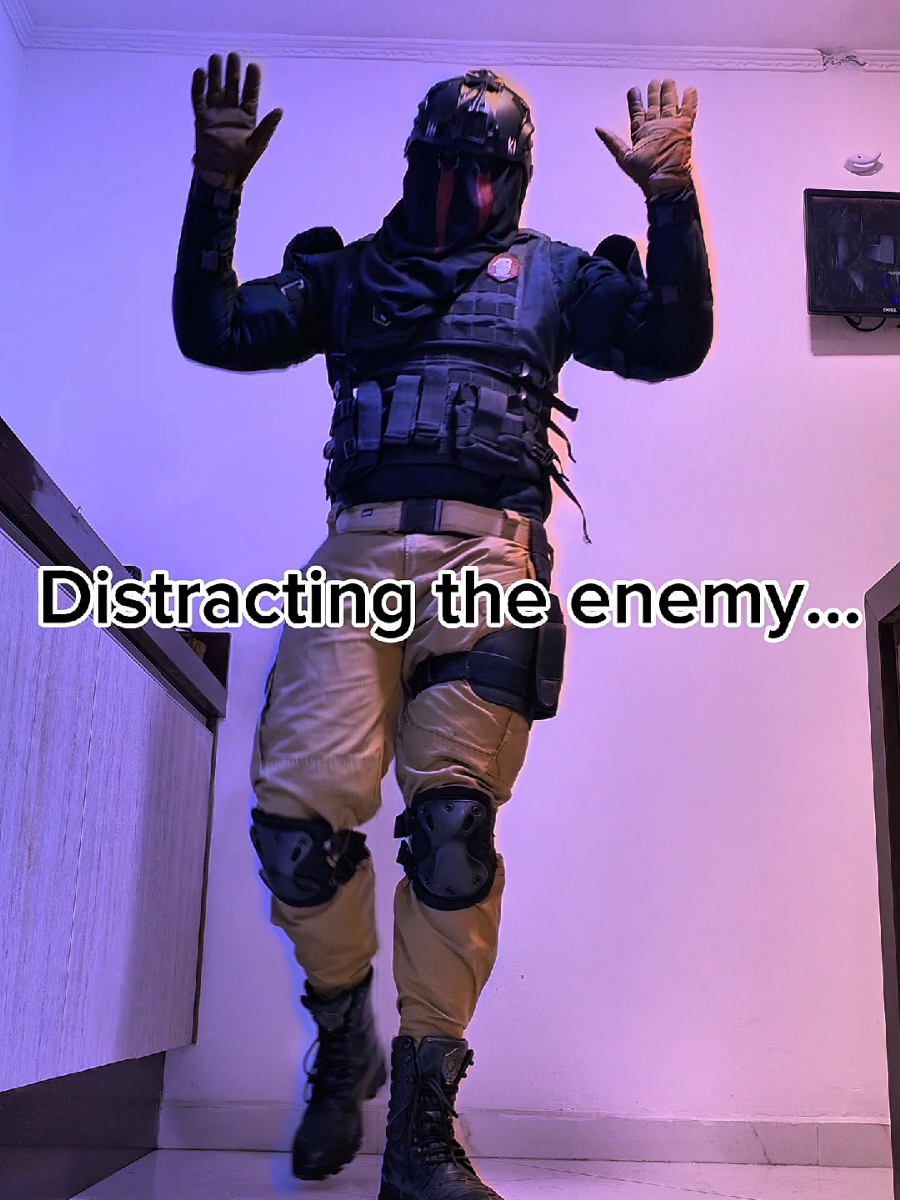 distracting the enemy 🥹 #cod #soldier #könig #warzone #callofduty 