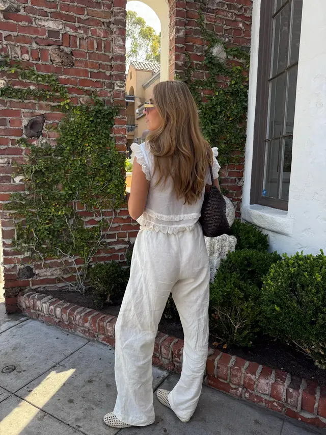 An effortlessly easy ootd for a coffee run this a.m. @D O N N I. @FRĒDA SALVADOR @ZARA 