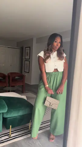 Turn any crossbody bag into a satchel by shortening the strap with a ponytail holder. I love this hack. #summeroutfitinspo #fyp #blackgirlsummeroutfits @SHEIN @Primark @Macy’s 