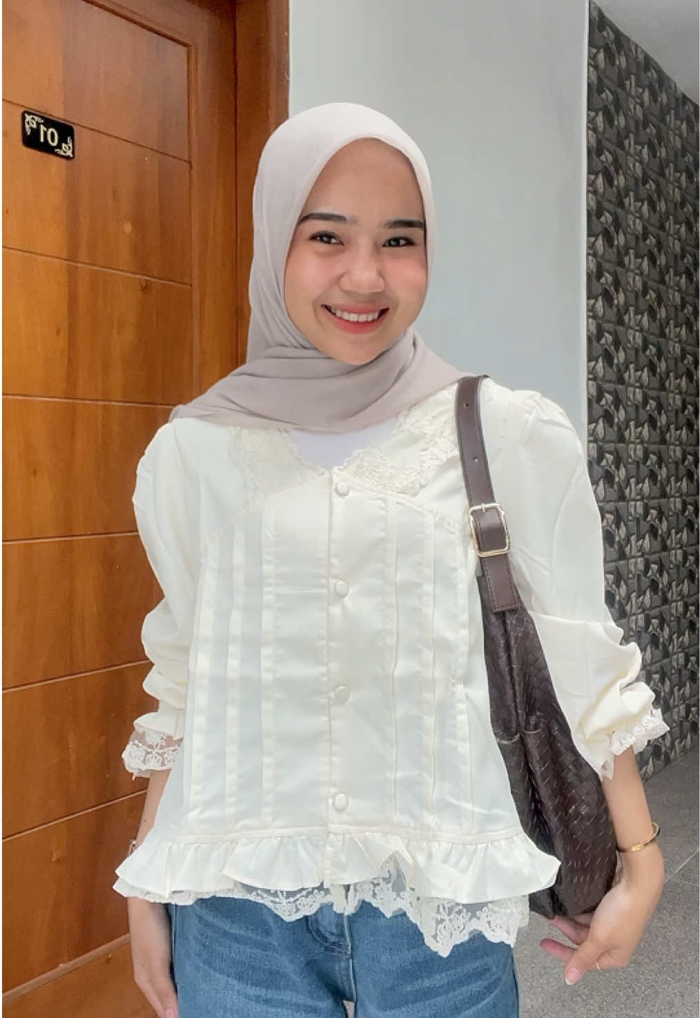 Blousenya cantik banget😍🫶🏻 #ootdhijab #outfitideas #blouse #chicmore #petitefashion 