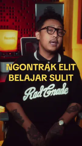50 juta buat ngontrak elit yang mulia wakil rakyat Eh jarak setengah jam-an ada warga yang sekolahnya kek gini!  Coba kalo kita ga bisa harapin pemerintah, baiknya kita minta bantuan siapa ya? Tag brand kesayangan atau temen temen lu yang tajir, yuk kita urunan!