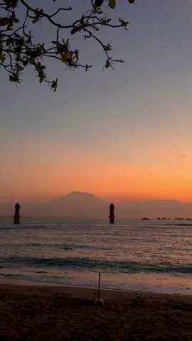 Pantai sanur dengan keindahan sunrisenya 📸 #pantaimatahariterbit #bali