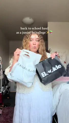 Here’s me trying to get outside my pink colorful box also sorry to say but the mall is just not my fav anymoreee #backtoschoolshopping #clothes #shopping #clothinghaul