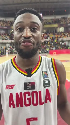 A reação do angolano Childe DUNDAO, eleito MVP da partida, após a vitória de Angola por 90-80 sobre Cabo Verde nos quartos de final da FIBA Afrobasket 2025. —- La réaction de l’angolais Childe DUNDAO, élu MVP du match, après la victoire 90-80 de l’Angola face au Cap-Vert lors des quarts de finale de la FIBA Afrobasket 2025. 📹 @FIBA Basketball  #PoliceDuSport #PoliceDuBasket #Afrobasket #TheTimeIsNow #Angola  