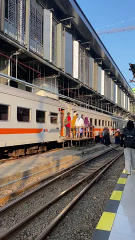 Morning vibes🌤️#keretaapiindonesia #rangkasbitung 