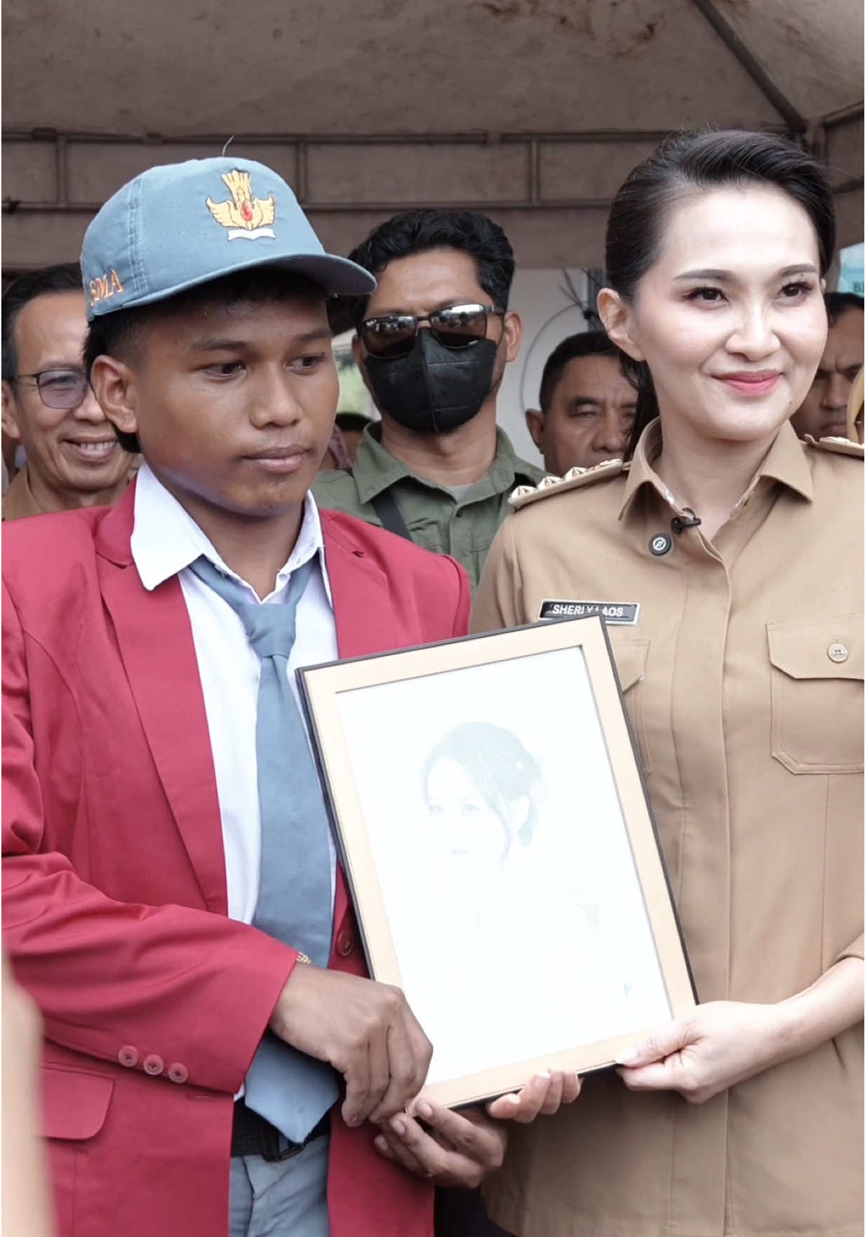 🎓 Tahukah kamu? Sekolah SMA di Maluku Utara dapat dana BOSP Rp 1.9-2juta per siswa / tahun. (Cat : Ini anggaran Pusat kirim utk wil. Malut masuk lewat DAK) Contoh: SMAN 5 Tikep dengan 500 siswa = Rp1 miliar/tahun atau Rp.80 jt an / bulan. BOSP dipakai untuk apa? 🤔 ✅ Perlengkapan belajar & kegiatan siswa ✅ Pemeliharaan sarpras sekolah ✅ Obat & P3K sederhana ✅ Listrik, internet, air ✅ Operasional guru  💡 Bukan untuk gaji guru. Gaji Guru di bayar dengan DAU dari APBD Malut Mari kawal bareng-bareng 👉 supaya penggunaan BOSP transparan, akuntabel, dan tepat sasaran. Demi kualitas pendidikan Maluku Utara yang makin maju! 🌟 “Pendidikan tumbuh subur kalau dirawat dengan jujur & bertanggung jawab.” #BOSP #PendidikanMalut #malukuutara #TransparanUntukMaju #gubsherly 