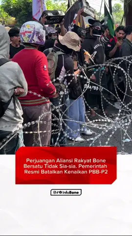Malam penuh luka mengiringi langkah rakyat Bone. Aksi besar-besaran Aliansi Rakyat Bone Bersatu di Kantor Bupati Bone berubah menjadi bentrokan sengit dengan aparat keamanan hingga larut malam. Teriakan, gas air mata, dan tubuh-tubuh tergeletak penuh luka menjadi saksi bahwa perjuangan rakyat tidak pernah mudah. Korban luka berjatuhan, baik dari pihak massa maupun aparat, namun semangat tidak padam. Dari balik asap dan darah, rakyat justru memetik kemenangan. Pemerintah Kabupaten Bone akhirnya resmi membatalkan rencana kenaikan Pajak Bumi dan Bangunan Perdesaan dan Perkotaan (PBB-P2). Keputusan ini menjadi tanda bahwa suara rakyat tidak bisa diabaikan. Meski Bupati Bone tak berani menemui massa, tekanan dari jalanan membuktikan bahwa rakyatlah pemilik kedaulatan. Aliansi Rakyat Bone Bersatu menegaskan bahwa akan terus mengawal PBB-P2, agar pemerintah tidak lagi semena-mena terhadap rakyat. Malam itu, darah memang tumpah, luka memang menganga, tetapi rakyat Bone membuktikan: perjuangan tidak pernah sia-sia.