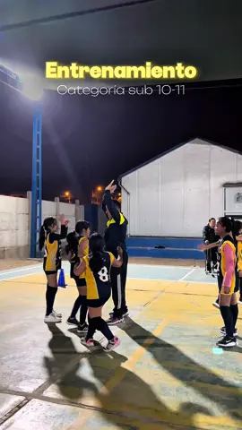💛🏐 Categoría 10-11 entrenando con todo. ¿Quieres jugar voley con nosotras? 👉 Súmate a la academia Miguel Grau. #DeportivoMiguelGrau #AcademiaDeVoley #Matadorcitas #VoleyKids
