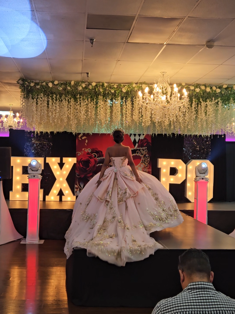 Lindisimo vestido de quinceañera color blush! Tienes que probarlo! Visitanos en cualquiera de nuestras doa locaciones. 💝 Carolina Boutique 6272 mack road sacramento California 95823 citas al 916 897-0267 o al 916 926-1638  💝 Carolina&Ana Boutique 601 Plumas st unit c, Yuba city California 95991 #carolinaboutique916 #quinceañera #fiesta  #mexican #dresses @Expo Bodas & Quince  @Princesa 